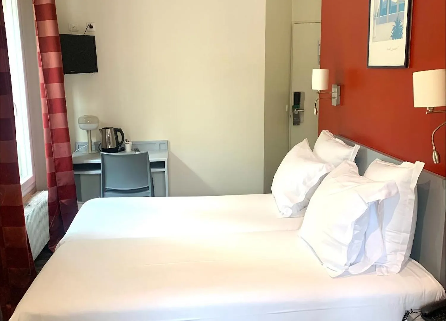 Hipotel Paris Belgrand Mairie Du 20Eme 3*,